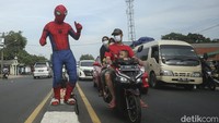 Aksi Spiderman Hibur Pemudik di Pantura