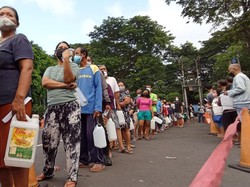 Pagi-pagi Warga di Denpasar Sudah Antre Minyak Goreng Curah