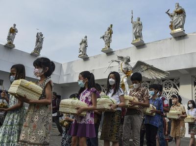 Bagi-bagi Ketupat Lebaran Antar Umat Beragama