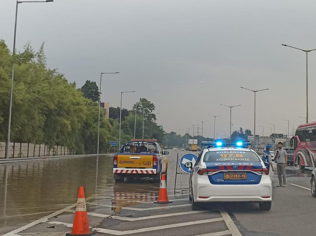 Puluhan Kendaraan di Jalan Tol Ulujami-Serpong Terjebak Banjir