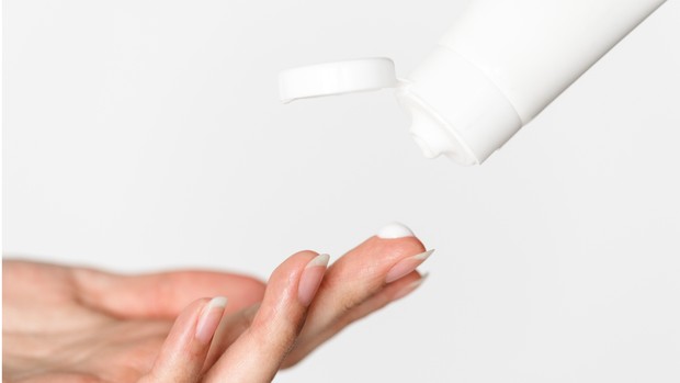 Memakai produk dengan kandungan retinol untuk skincare routine remaja.