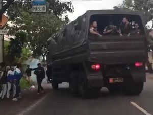 Kala TNI Bubarkan Bentrokan XTC-Moonraker di Cianjur Kala TNI Bubarkan Bentrokan XTC-Moonraker di Cianjur