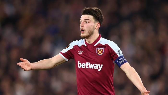Declan Rice LONDON, ENGLAND - MARCH 17: Declan Rice of West Ham United looks on during the UEFA Europa League Round of 16 Leg Two match between West Ham United and Sevilla FC at Olympic Stadium on March 17, 2022 in London, England. (Photo by Julian Finney/Getty Images)