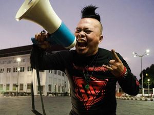 Dhanurendra Vokalis Dirty Frank Debut Proyek Solo