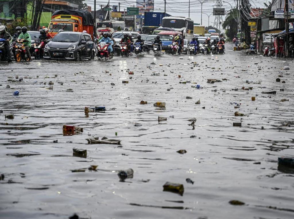 Duh, Banjir di Bekasi Gegara Sampah