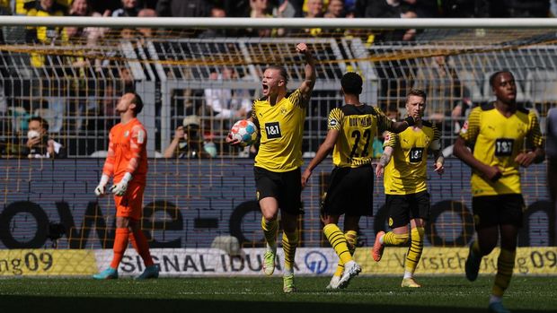 DORTMUND, GERMANY - APRIL 30: Erling Haaland of Borussia Dortmund celebrates scoring a penalty goal during the Bundesliga match between Borussia Dortmund and VfL Bochum at Signal Iduna Park on April 30, 2022 in Dortmund, Germany. (Photo by Joosep Martinson/Getty Images)