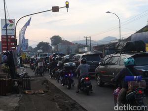 H-2 Lebaran, Arus Lalu Lintas Nagreg Padat Merayap H-2 Lebaran, Arus Lalu Lintas Nagreg Padat Merayap
