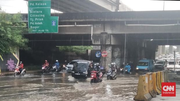 Hujan deras yang mengguyur Jakarta dan sekitarnya mengakibatkan Jalan Raya Kalimalang tergenang banjir sekitar 30 cm.