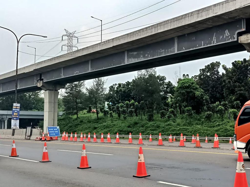 Lalin ke Jakarta Padat, Contraflow Berlaku di Tol Cikampek Km 70-47