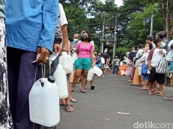 Video: Antrean Panjang Warga Denpasar Demi Minyak Goreng Curah