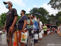Pagi-pagi, Warga Denpasar Antre Minyak Goreng Curah