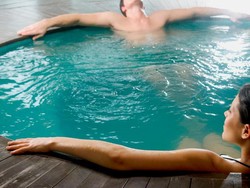 Jerman Izinkan Perempuan Berenang Tanpa Busana di Kolam Renang Umum