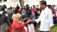 Jokowi Bagi-bagi Sembako Jelang Lebaran di Yogyakarta