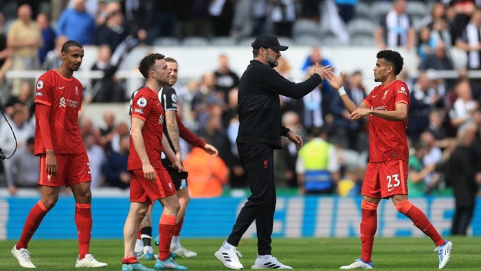 Soccer Football - Premier League - Newcastle United v Liverpool - St James Park, Newcastle, Britain - April 30, 2022 Liverpool manager Juergen Klopp celebrates with Luis Diaz after the match Action Images via Reuters/Lee Smith EDITORIAL USE ONLY. No use with unauthorized audio, video, data, fixture lists, club/league logos or live services. Online in-match use limited to 75 images, no video emulation. No use in betting, games or single club /league/player publications.  Please contact your account representative for further details.