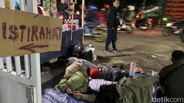 Kala Emperan Toko di Pantura Jadi Rest Area Dadakan