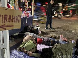 Kala Emperan Toko di Pantura Jadi Rest Area Dadakan