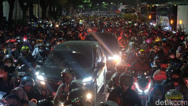 Kala Mobil Terjebak Lautan Motor di Merak