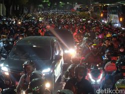 Kala Mobil Terjebak Lautan Motor di Merak