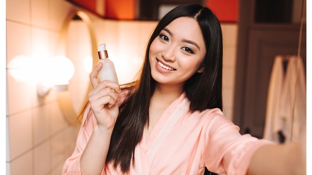 Kandungan bakuchiol untuk melawan jerawat dan penuaan/freepik/lookstudio Mengetahui manfaat bakuchiol bagi kulit wajah berjerawat hingga penuaan.