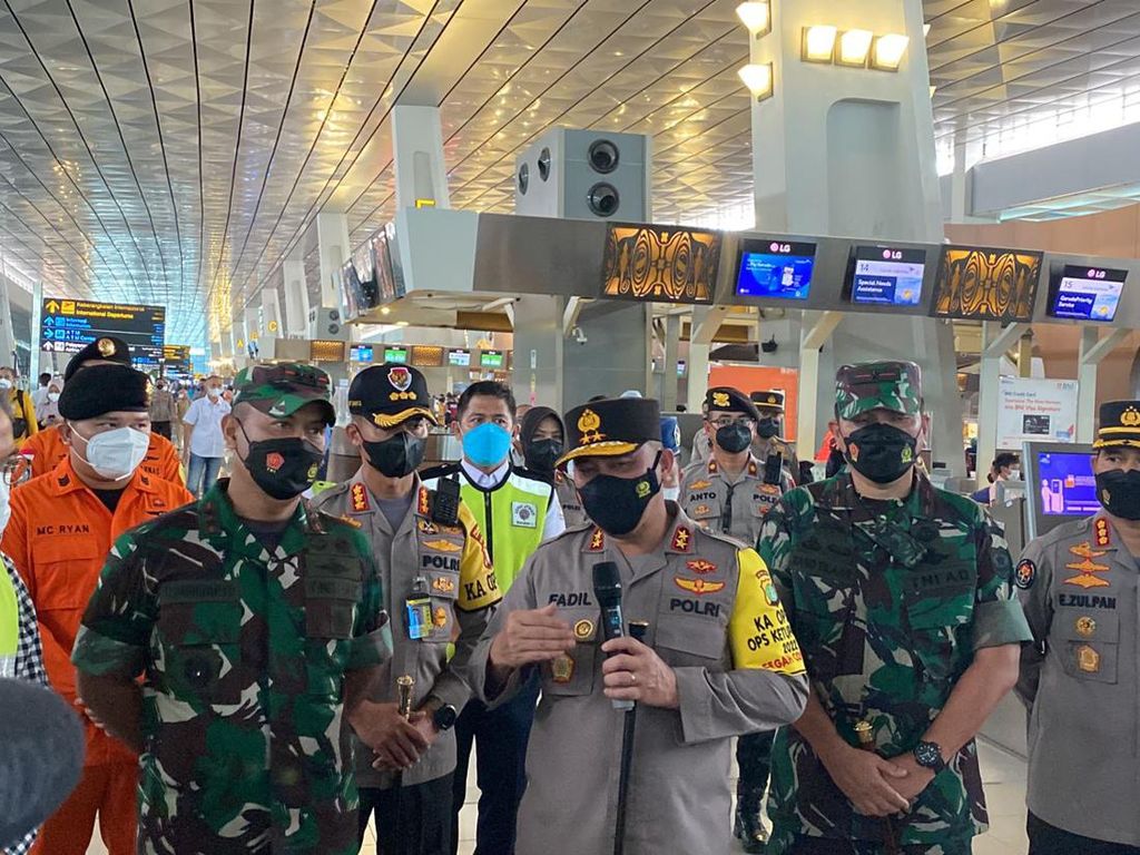 Kapolda Metro dan Pangdam Jaya Cek Pengamanan Mudik Bandara Soekarno-Hatta