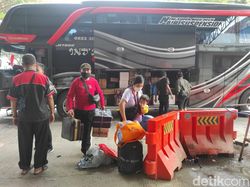 Perjuangan Kaum Boro Tunggu Bus 14 Jam Demi Mudik ke Wonogiri