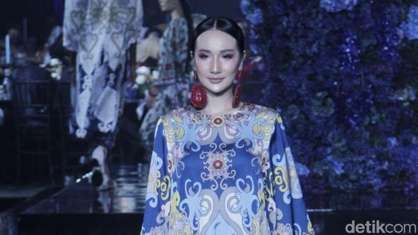 8 Koleksi Busana Sebastian Gunawan Terinspirasi Adat Dayak dan Toraja