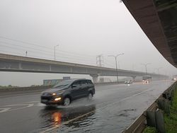 Tak Peduli Hujan, Pemudik di Tol Japek Tetap Tancap Gas