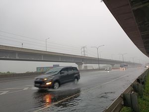 Tak Peduli Hujan, Pemudik di Tol Japek Tetap Tancap Gas