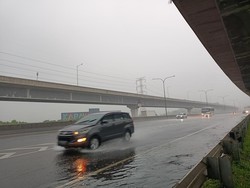 Tak Peduli Hujan, Pemudik di Tol Japek Tetap Tancap Gas