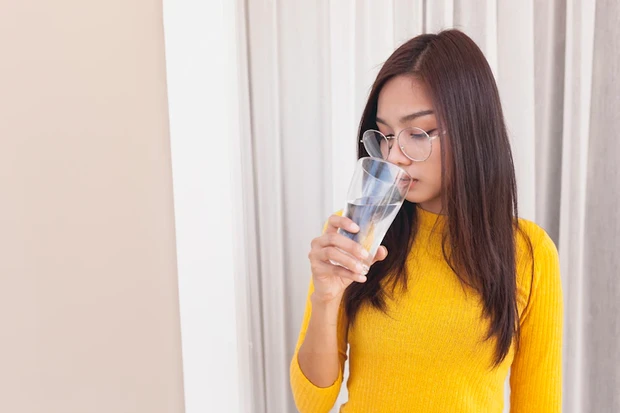 Kurang minum berpengaruh pada sistem tubuh keseluruhan/Foto:Freepik.com/Freepik Tidak sesederhana yang terlihat, kurang minum saat sahur dapat mengganggu sistem tubuh secara keseluruhan.