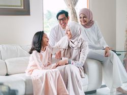 6 Adab Berkunjung ke Kedua Orang Tua, Jangan Sampai Jadi Anak Durhaka