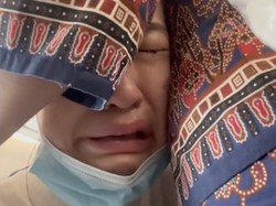 Viral Wanita Putus Cinta Sebelum Naik Pesawat, Nangis di Pelukan Pramugari