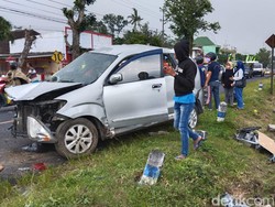 Avanza Tertabrak KA di Blitar, Pasutri Tewas-Balita Kritis