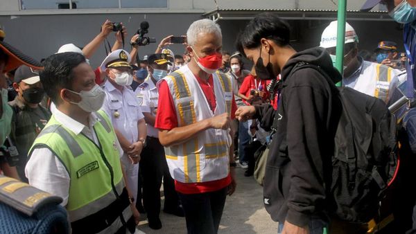 Momen Ganjar Sapa Pemudik Motor di Pelabuhan Tanjung Emas