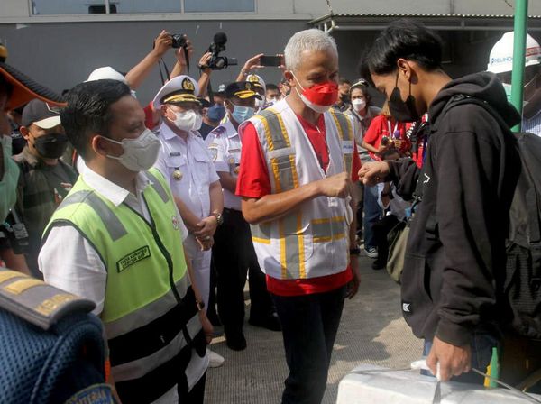 Momen Ganjar Sapa Pemudik Motor di Pelabuhan Tanjung Emas