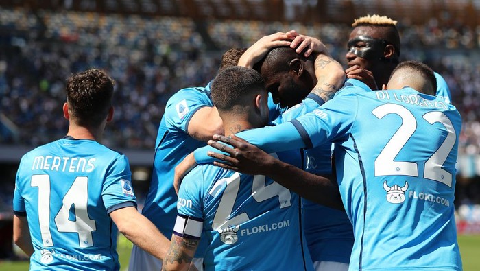 NAPLES, ITALY - APRIL 30: Kalidou Koulibaly of SSC Napoli celebrates after scoring the 1-0 goal during the Serie A match between SSC Napoli and US Sassuolo at Stadio Diego Armando Maradona on April 30, 2022 in Naples, Italy. (Photo by Francesco Pecoraro/Getty Images)