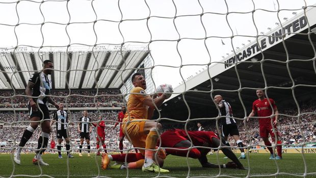 Soccer Football - Premier League - Newcastle United v Liverpool - St James' Park, Newcastle, Britain - April 30, 2022 Newcastle United's Martin Dubravka in action with Liverpool's Sadio Mane Action Images via Reuters/Lee Smith EDITORIAL USE ONLY. No use with unauthorized audio, video, data, fixture lists, club/league logos or 'live' services. Online in-match use limited to 75 images, no video emulation. No use in betting, games or single club /league/player publications.  Please contact your account representative for further details.