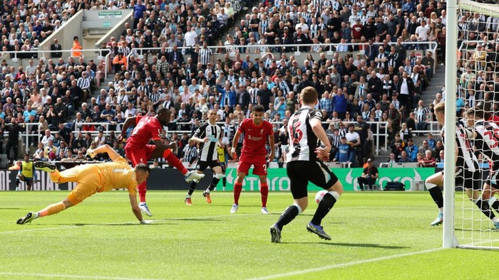 NEWCASTLE UPON TYNE, ENGLAND - APRIL 30: Naby Keita of Liverpool scores their teams first goal during the Premier League match between Newcastle United and Liverpool at St. James Park on April 30, 2022 in Newcastle upon Tyne, England. (Photo by Ian MacNicol/Getty Images)