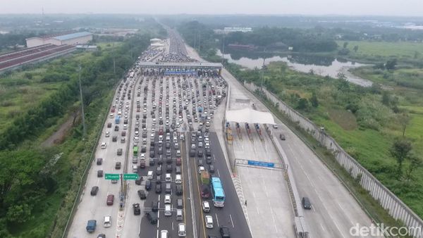Pantauan Udara di Gerbang Tol Cikampek Utama Jelang Contra Flow