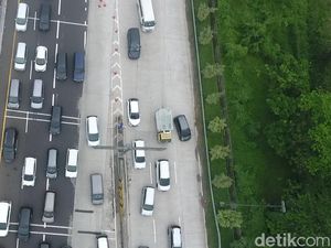 Penampakan Padatnya Tol Cikampek Jelang Lebaran