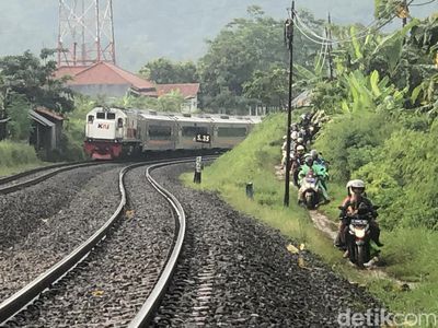 Pejuang Mudik Motor, Menerobos Jalan Tanah di Pinggir Rel