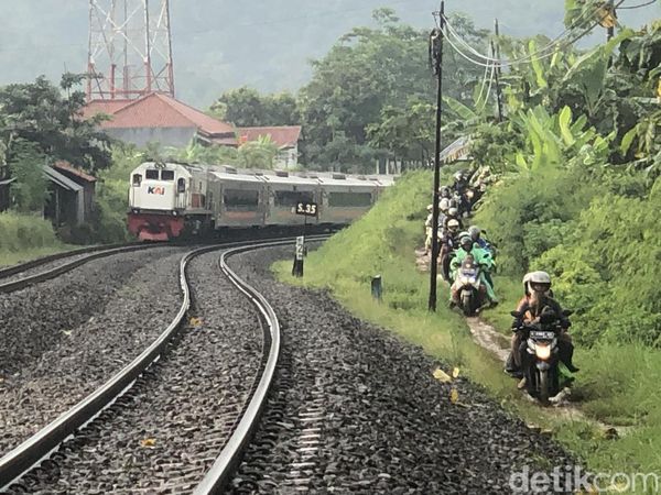 Pejuang Mudik Motor, Menerobos Jalan Tanah di Pinggir Rel