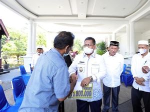Aminullah-Zainal Berbagi Rasa dengan 4.206 Warga Miskin Banda Aceh Aminullah-Zainal Berbagi Rasa dengan 4.206 Warga Miskin Banda Aceh
