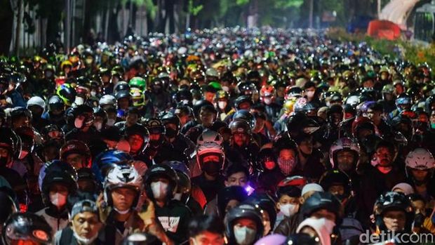 Pemotor memadati Pelabuhan Merak, Banten, di puncak arus mudik, Sabtu (30/4) dini hari. Ramainya pemudik motor ini bak 'lautan' kendaraan. (Andhika Prasetya/Detikcom)
