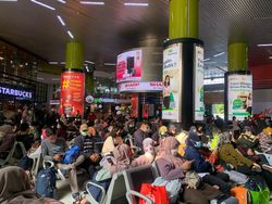 H-2 Lebaran, Stasiun Gambir Dipadati Para Pemudik