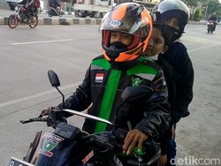 Bikin Haru! Cerita Pemudik Motor Nekat Berboncengan Tiga dari Jakarta