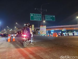 Simpang Padalarang Simpan Jebakan, Banyak Pemudik Motor Bablas ke Arah Tol Simpang Padalarang Simpan Jebakan, Banyak Pemudik Motor Bablas ke Arah Tol