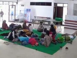 Bikin Trenyuh Perjuangan Pemudik Kehabisan Tiket hingga Tidur di Emperan