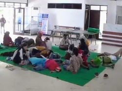 Bikin Trenyuh Perjuangan Pemudik Kehabisan Tiket hingga Tidur di Emperan