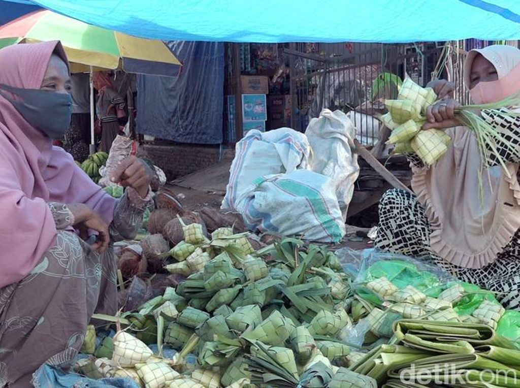 Penjual Kulit Ketupat di Polman Raup Rp 2 juta Per Hari Jelang Lebaran
